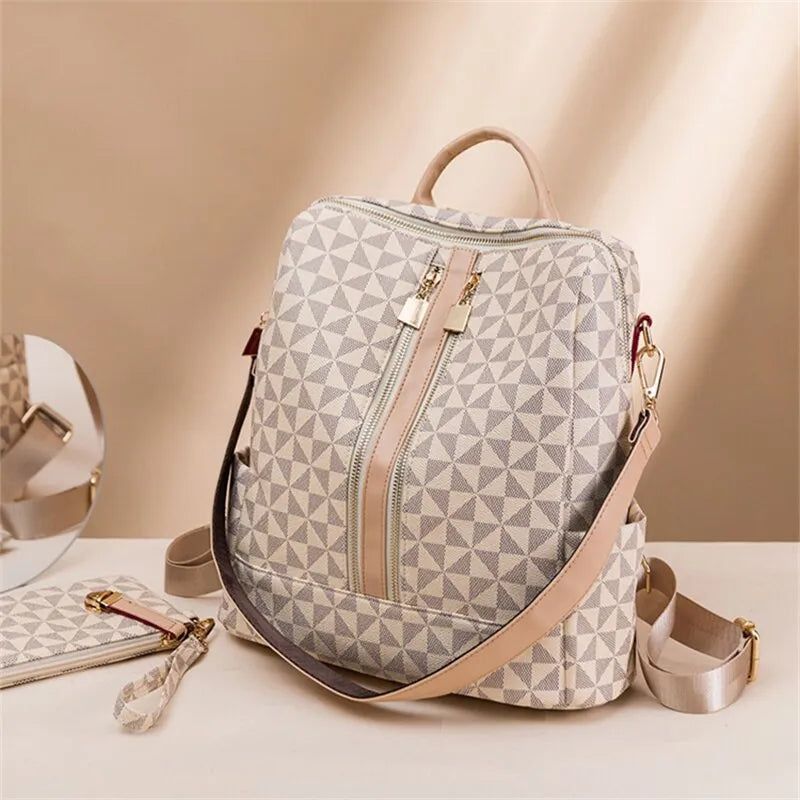 Bolsa Mochila Feminina Com Detalhes Geométricos -  - bolsa couro, bolsa couro feminina, bolsa couro preta, bolsa de couro, bolsa de couro feminina, bolsa de couro legítimo, bolsa em couro, bolsa feminina couro, bolsas femininas de couro, bolsas femininas de couro em promoção