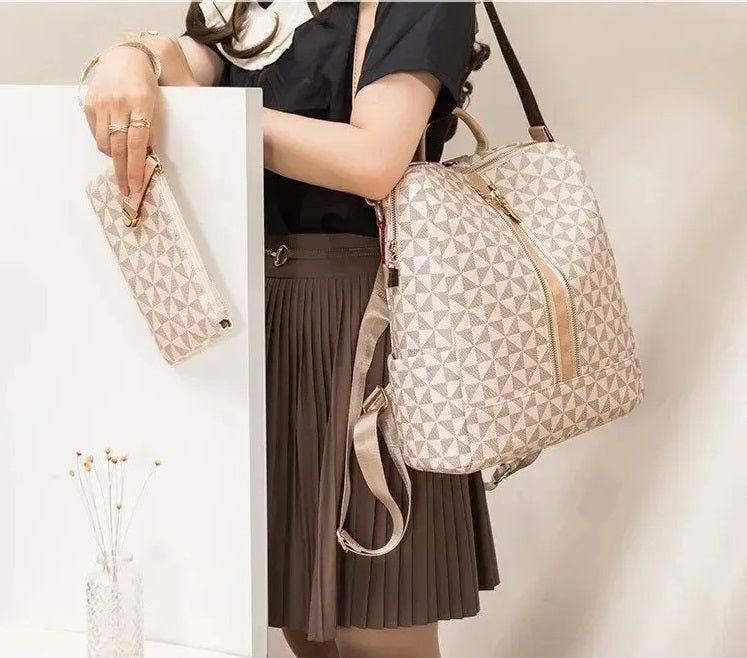 Bolsa Mochila Feminina Com Detalhes Geométricos -  - bolsa couro, bolsa couro feminina, bolsa couro preta, bolsa de couro, bolsa de couro feminina, bolsa de couro legítimo, bolsa em couro, bolsa feminina couro, bolsas femininas de couro, bolsas femininas de couro em promoção