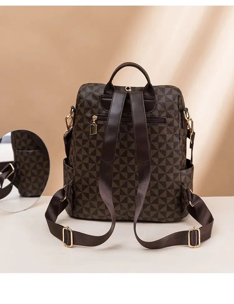 Bolsa Mochila Feminina Com Detalhes Geométricos -  - bolsa couro, bolsa couro feminina, bolsa couro preta, bolsa de couro, bolsa de couro feminina, bolsa de couro legítimo, bolsa em couro, bolsa feminina couro, bolsas femininas de couro, bolsas femininas de couro em promoção